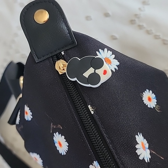 Alice + Olivia Daisy Print Duffle Bag Black - Picture 4 of 9